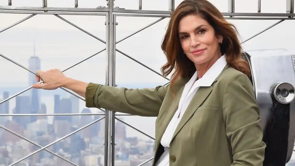 cindy_crawford_entrenador_de_mediana_edad