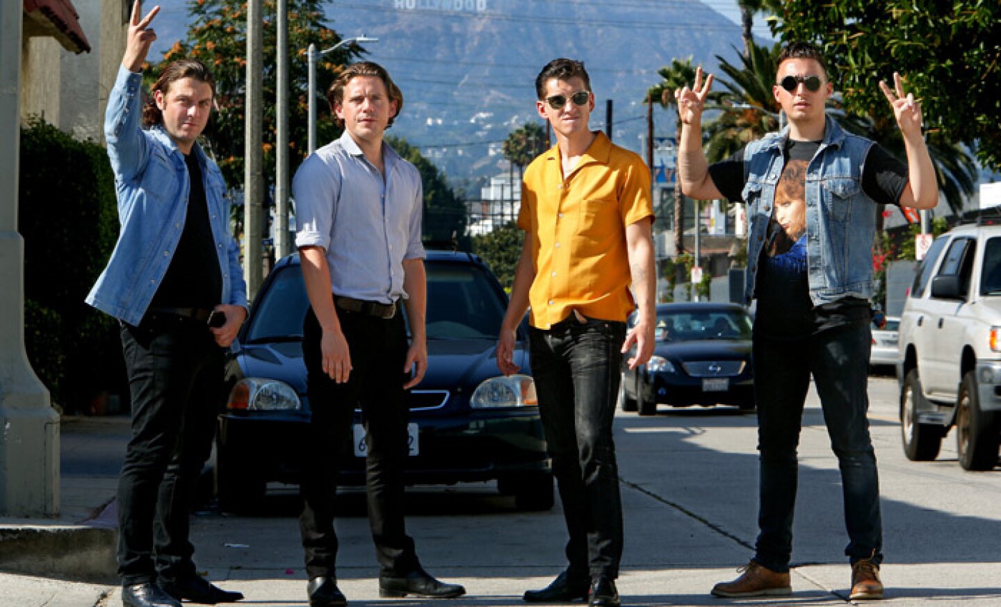Arctic-Monkeys_holl