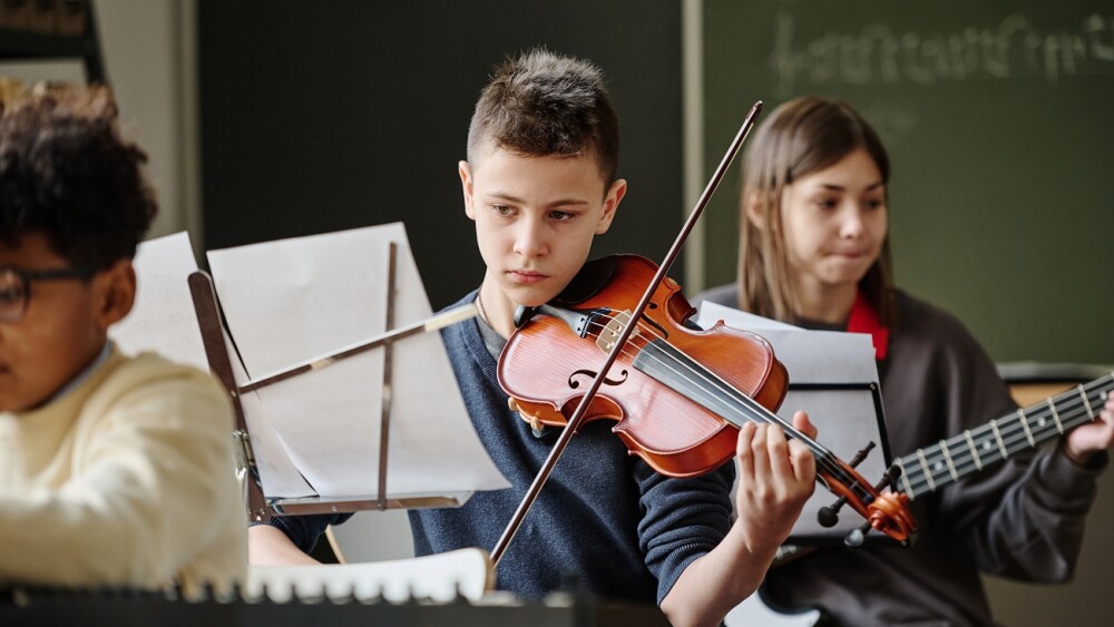 niño toca violín