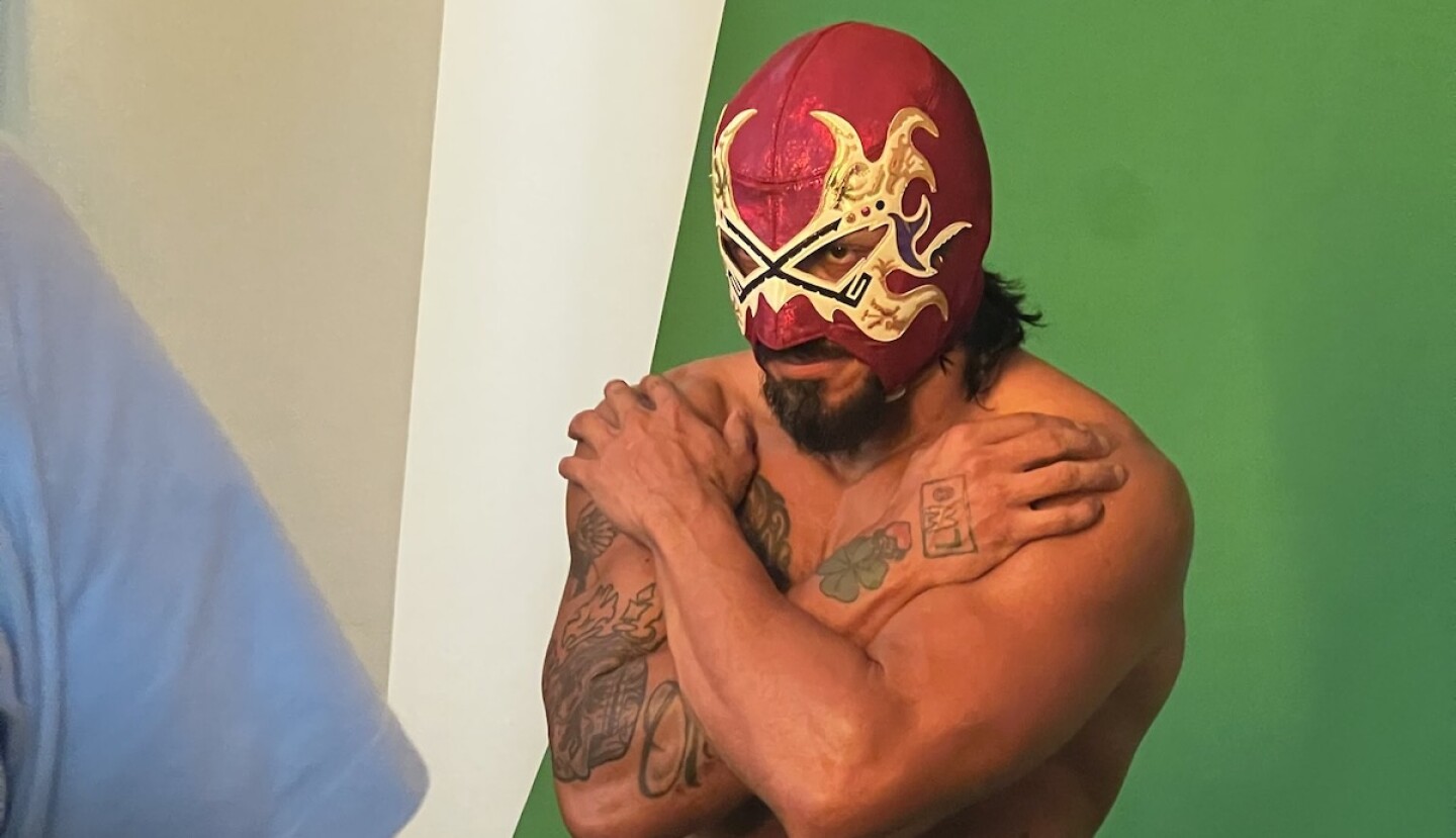 santos escobar wwe mascara hijo del fantasma.jpg
