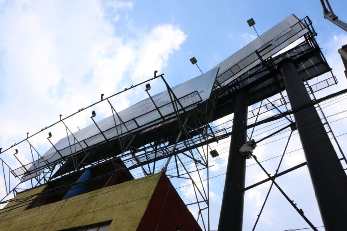 espectaculares CIUDAD DE MÉXICO, 31MARZO2019.- El gobierno de la ciudad de México, retirará más de mil anuncios espectaculares que hay en las azoteas de las casas y edificios, así lo anunció Ileana Villalobos, Secretaria de Desarrollo Urbano y Vivienda, argumentando que es un tema de protección civil más que de paisaje urbano. FOTO: ROGELIO MORALES /CUARTOSCURO.COM