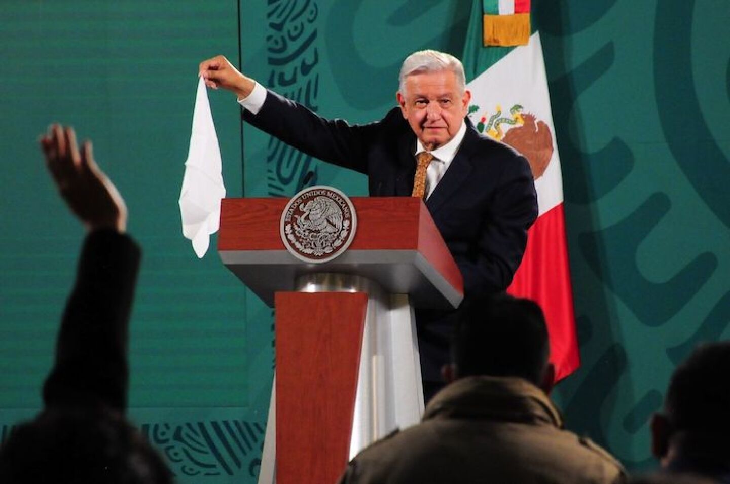 Andrés Manuel López Obrador, presidente de México, sacó su pañuelo blanco durante la conferencia mañanera.