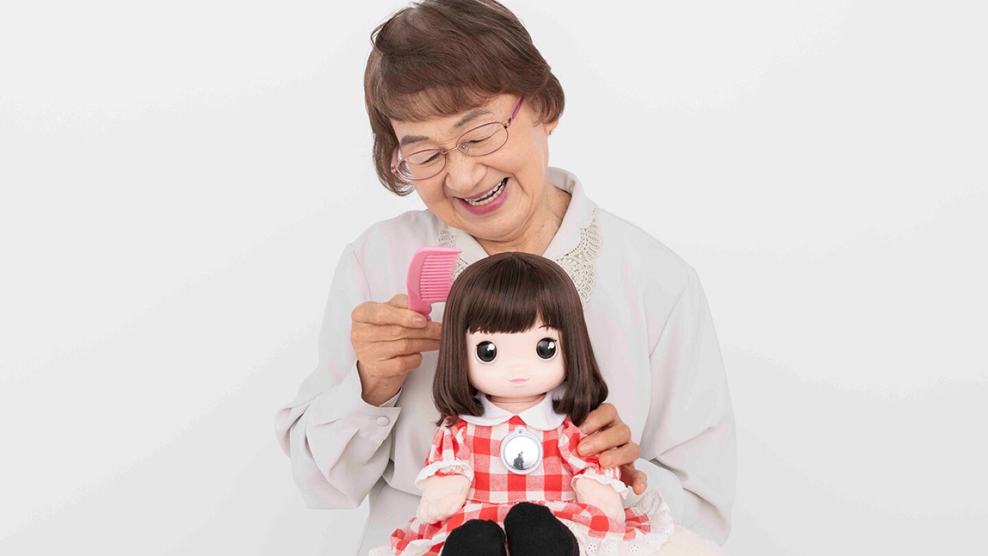 Desarrollan una muñeca con IA para aliviar el aislamiento de la tercera edad