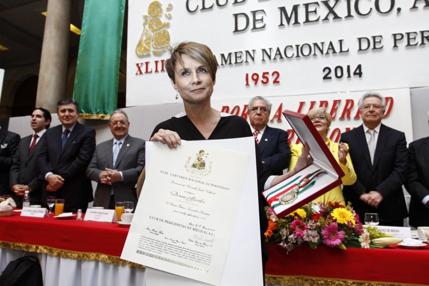 MÉXICO, D.F., 25MARZO2014.- La periodista Denise Maerker, recibió el premio por programa televisivo durante la entrega del XLIII Certamen Nacional de Periodismo que se realizó en el Club de Periodismo.FOTO: RODOLFO ANGULO /CUARTOSCURO.COM