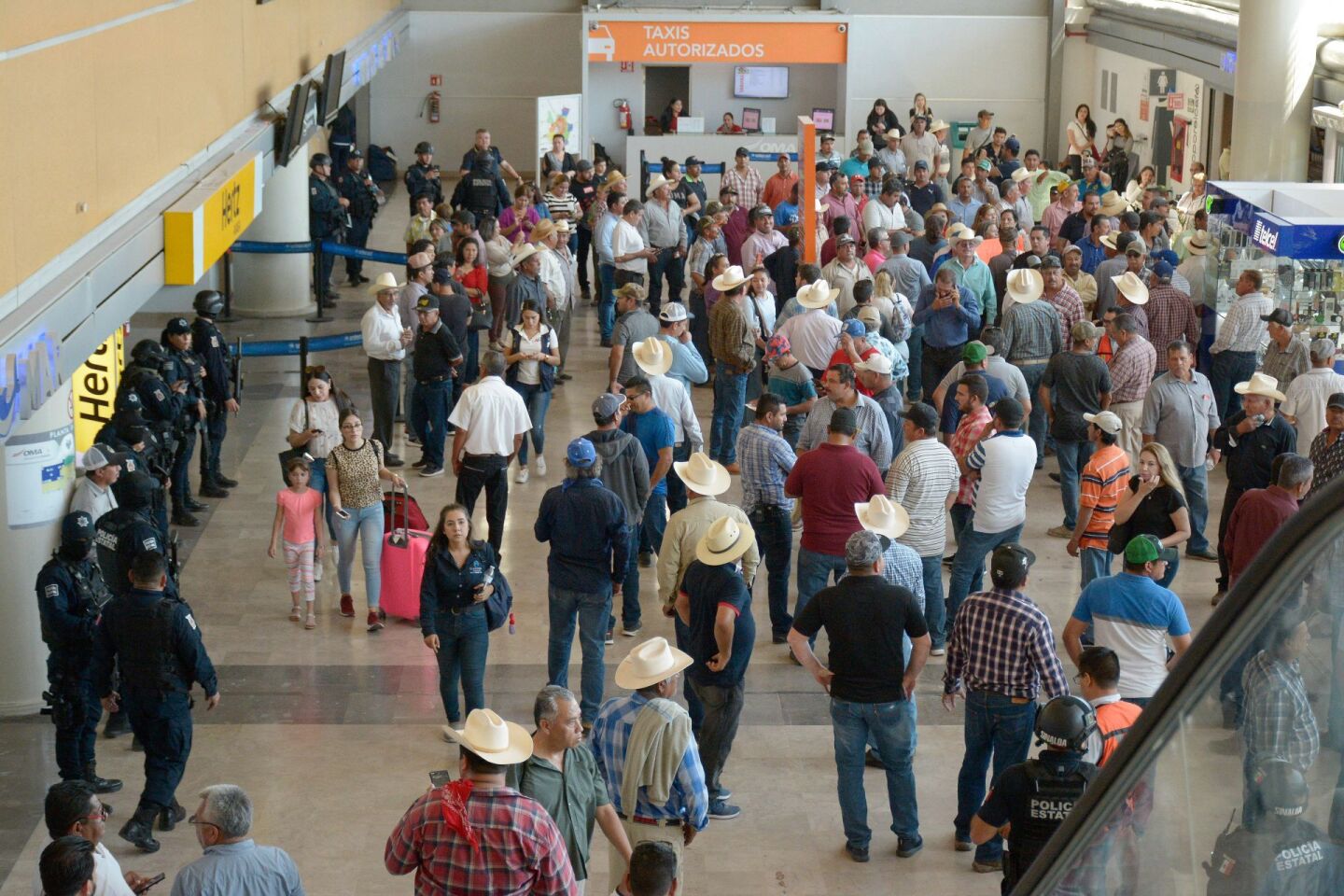 CULIACÁN, SINALOA, 08ABRIL2019.- Productores agrícolas y campesinos tomaron el Aeropuerto Internacional de Culiacán como medida para demandar mejor precio a sus cosechas de maíz. Luego de sostener una reunión frente a las instalaciones de la Secretaría de Agricultura y Desarrollo Rural, cerca de 200 campesinos y productores se enfilaron hacia el aeropuerto.FOTO: JUAN CARLOS CRUZ /CUARTOSCURO.COM