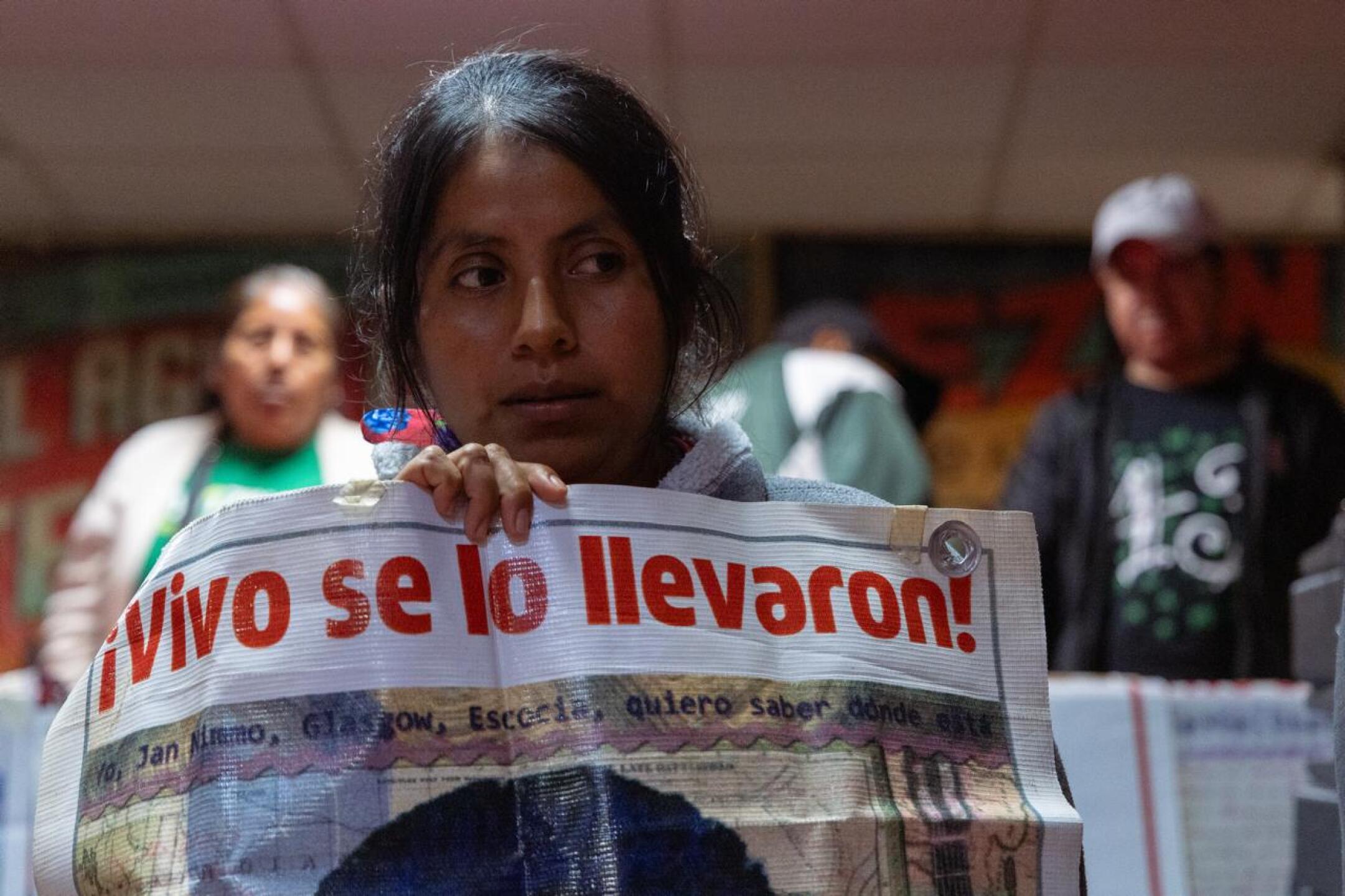 Resisten-familias-de-los-43-normalistas