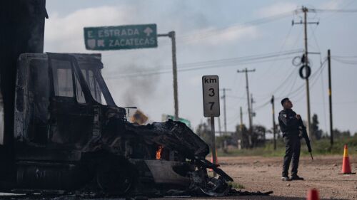 Carros incendiados y bloqueos carreteros provocados por hombres armados se presentaron en diversos carreteras de los municipios de Zacatecas, Jerez, Enrique Estrada y Fresnillo.