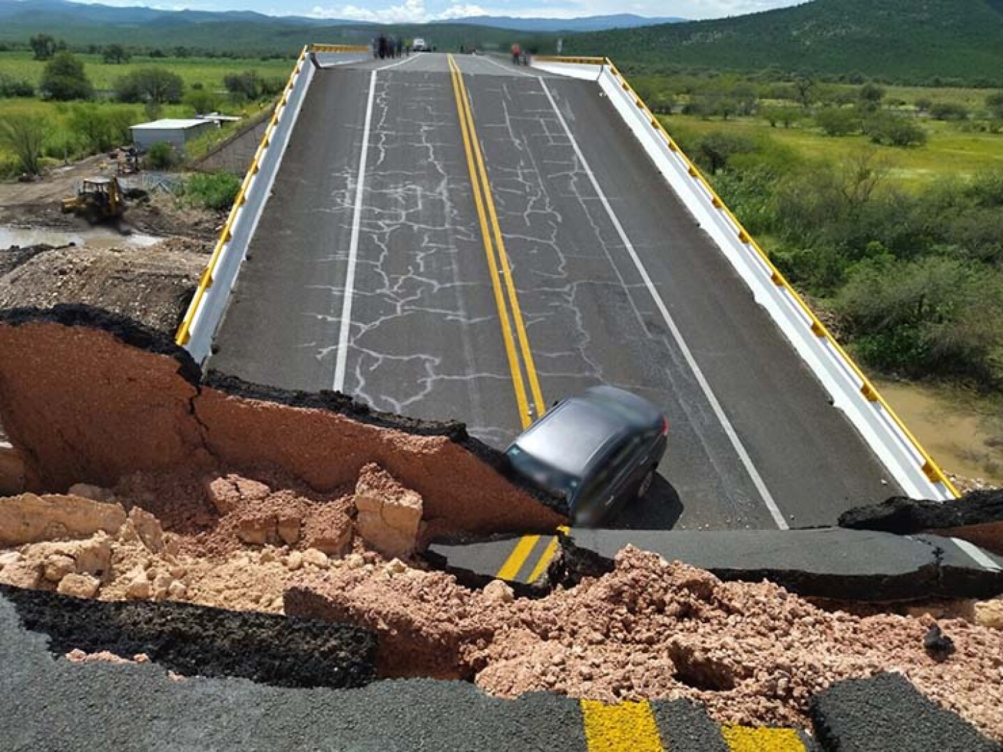 Puente vehicular colapsa en SLP; hay una persona muerta