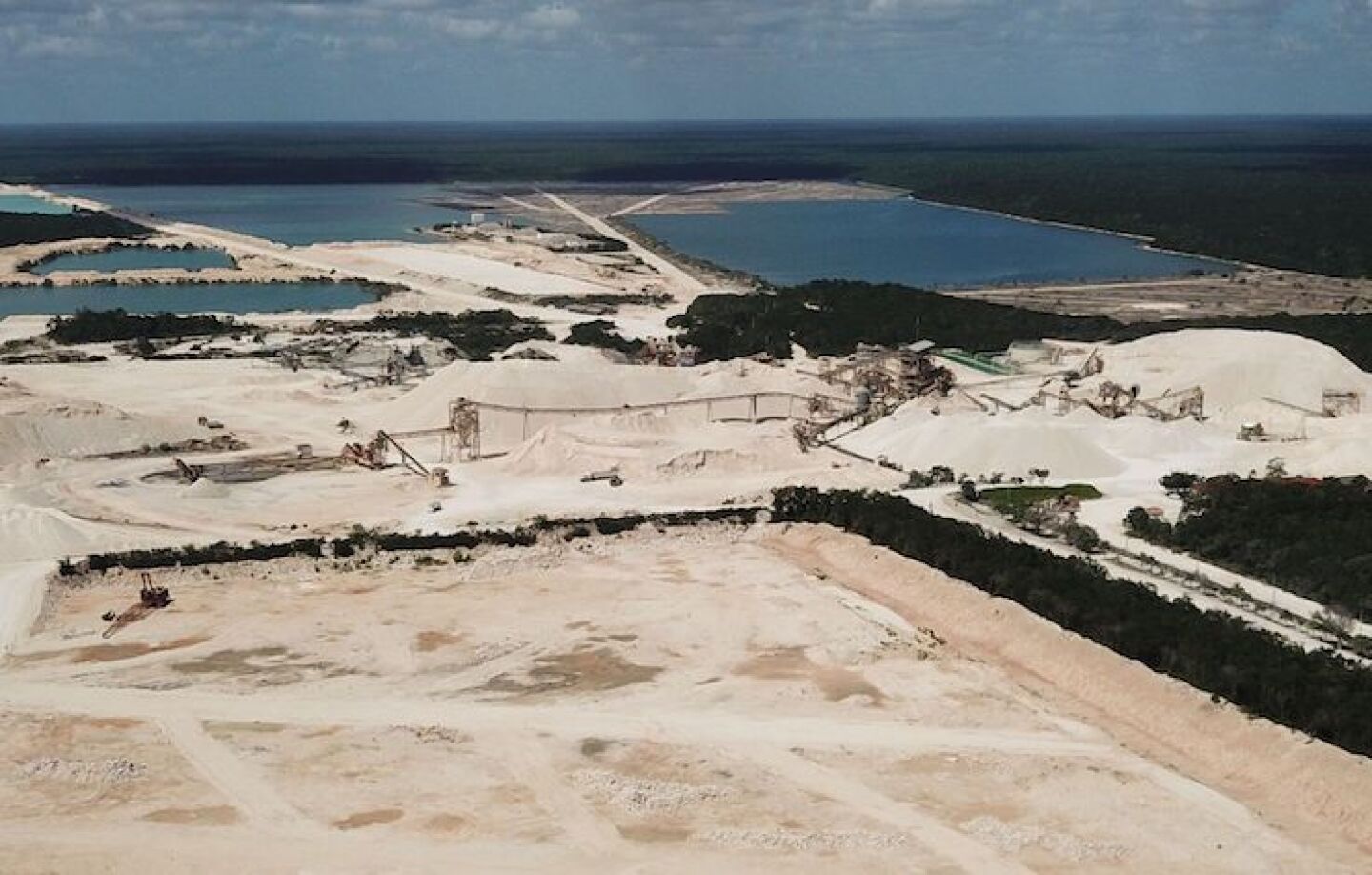El Jefe del Ejecutivo, Andrés Manuel López Obrador, señaló que la empresa Calica se burló y engaño al gobierno por que siguen extrayendo material rocoso de Playa del Carmen, cuando ya se habían comprometido a detener esta actividad.