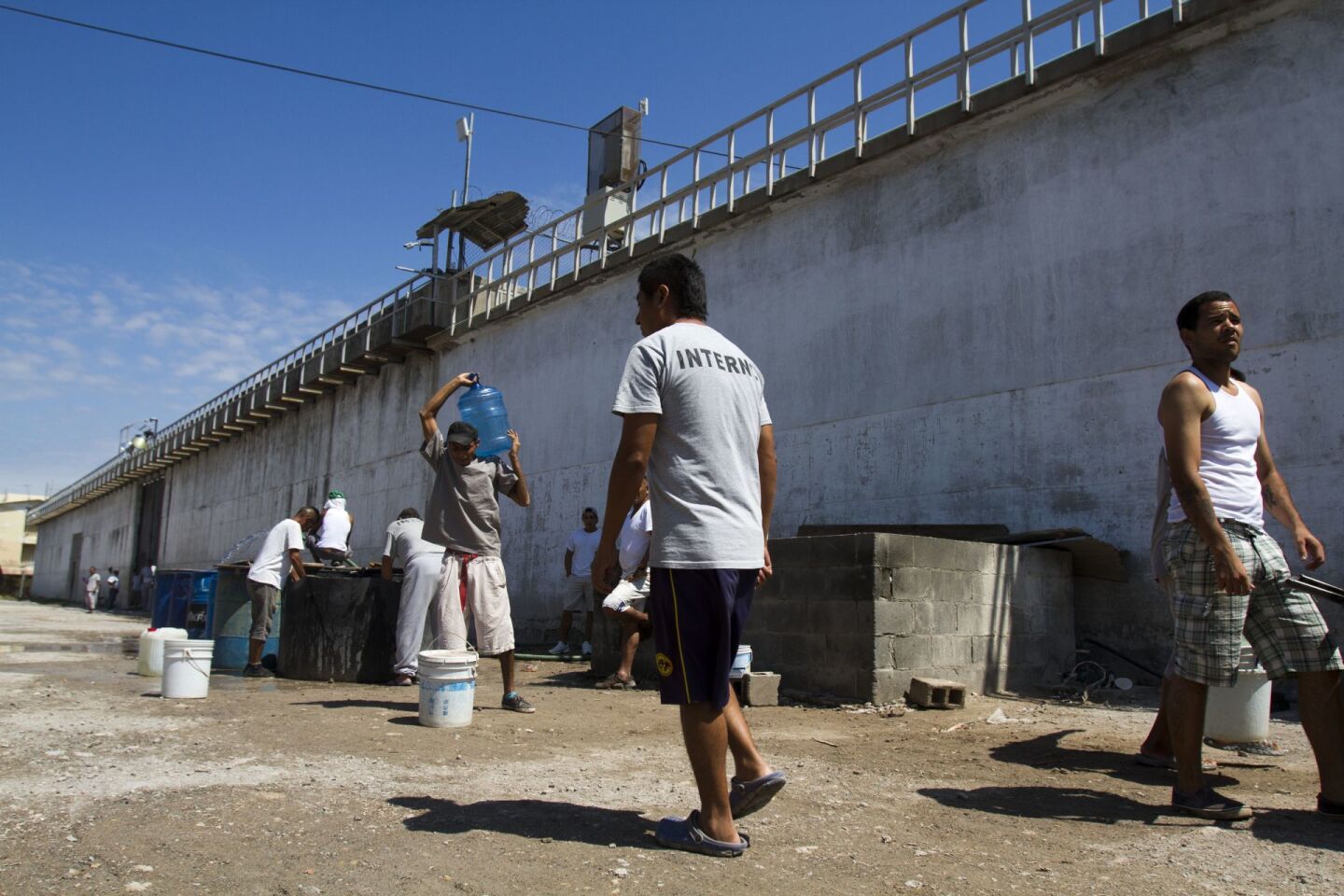 REYNOSA, TAMAULIPAS, 24MAYO2017.- La ciudad de Reynosa, Tamaulipas, fronteriza con Estados Unidos, ha sido sede de disputa por la venta de droga por diferentes cárteles. En las últimas semanas se reactivó la violencia debido que la Marina abatió a Juan Manuel Loza Salinas, apodado “El Comandante Toro” quien fue líder del Cártel del Golfo, misma organización delictiva que construyó un túnel en el Centro de Ejecución de Sanciones de Reynosa.Recientemente se han encontrado además dos bodegas en donde se guardaban todo tipo de objetos ilegales, así como armas enterradas en jardineras. Debido a los hallazgos se han realizado cateos y restricciones para los prisioneros.El Penal cuenta con 1520 internos del fuero común y federal, distribuidos en nueve módulos incluyendo el de mujeres, quienes son 78. Dentro de sus instalaciones están recluidos 30 extranjeros centroamericanos. El 80% de los internos pertenecen al Cártel del Golfo y la cifra de los custodios es de solo 25 elementos para el resguardo de todo el centro penitenciario. FOTO: GABRIELA PÉREZ MONTIEL /CUARTOSCURO.COM