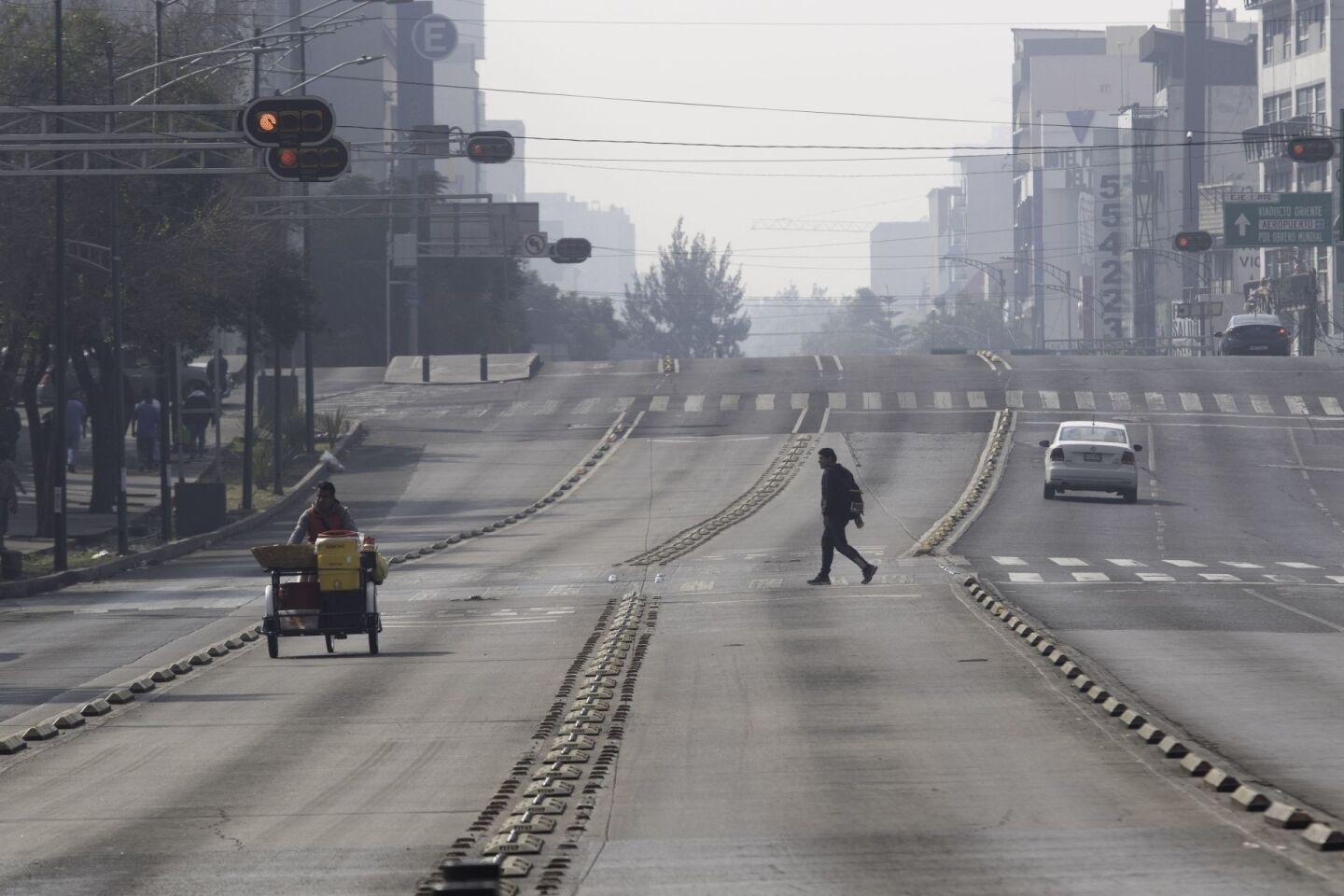 Calles vacías y mala calidad del aire fue el escenario que pudieron apreciar los pocos capitalinos que salieron las primeras horas del año nuevo.
