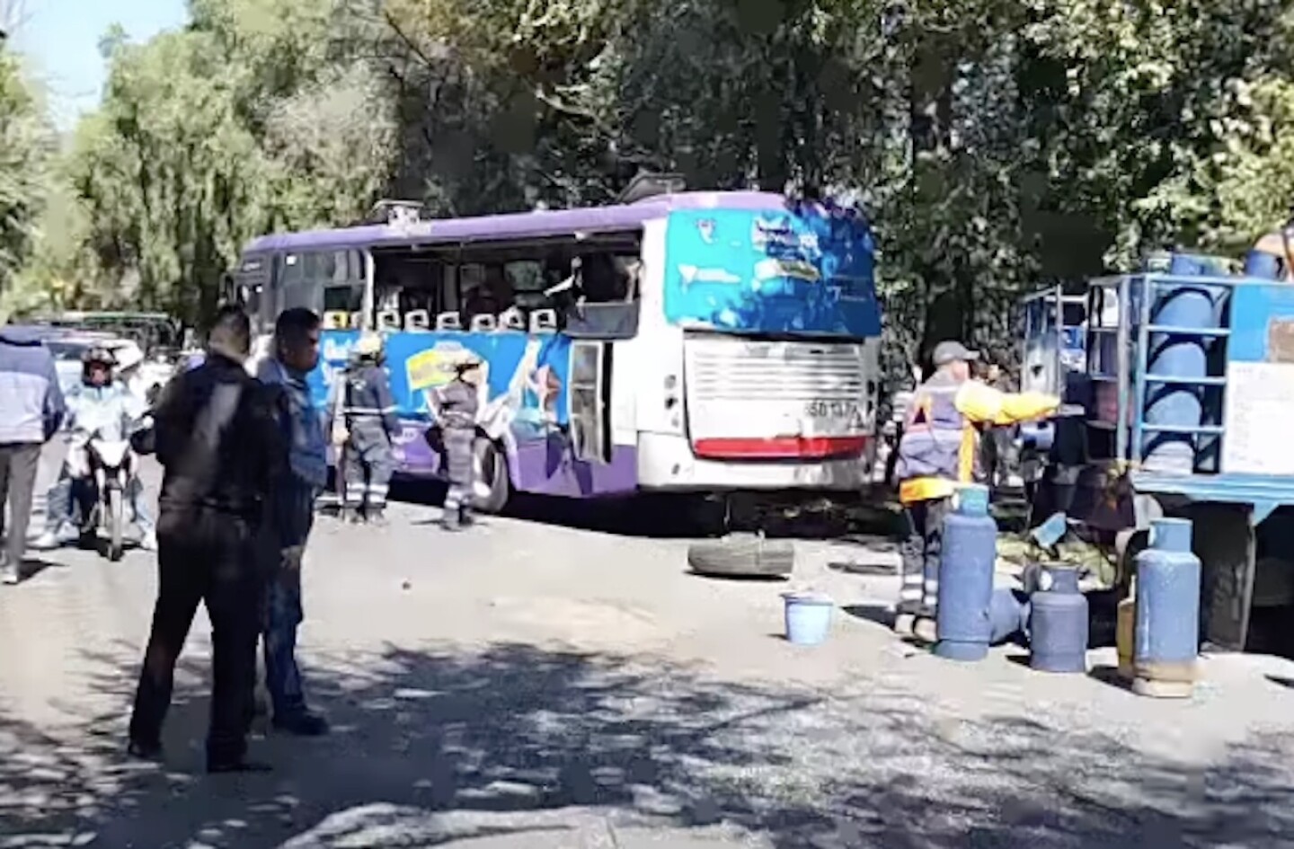 accidente-en-xochimilco-camion-con-tanques-de-gas-lp-choca-con-autobus