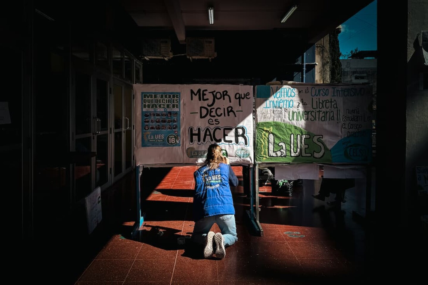 Universidades en Argentina paralizadas por 48 horas tras fallar las negociaciones salariales; docentes exigen aumentos ante una inflación del 263.4% y recortes de Milei