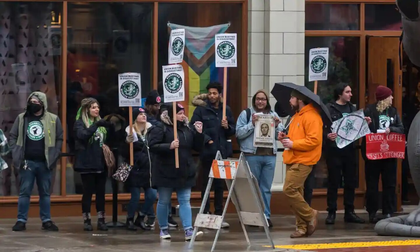 trabajadores_de_starbucks_de_estados_unidos_se_declaran_en_huelga_antes_de_la_junta_de_accionistas