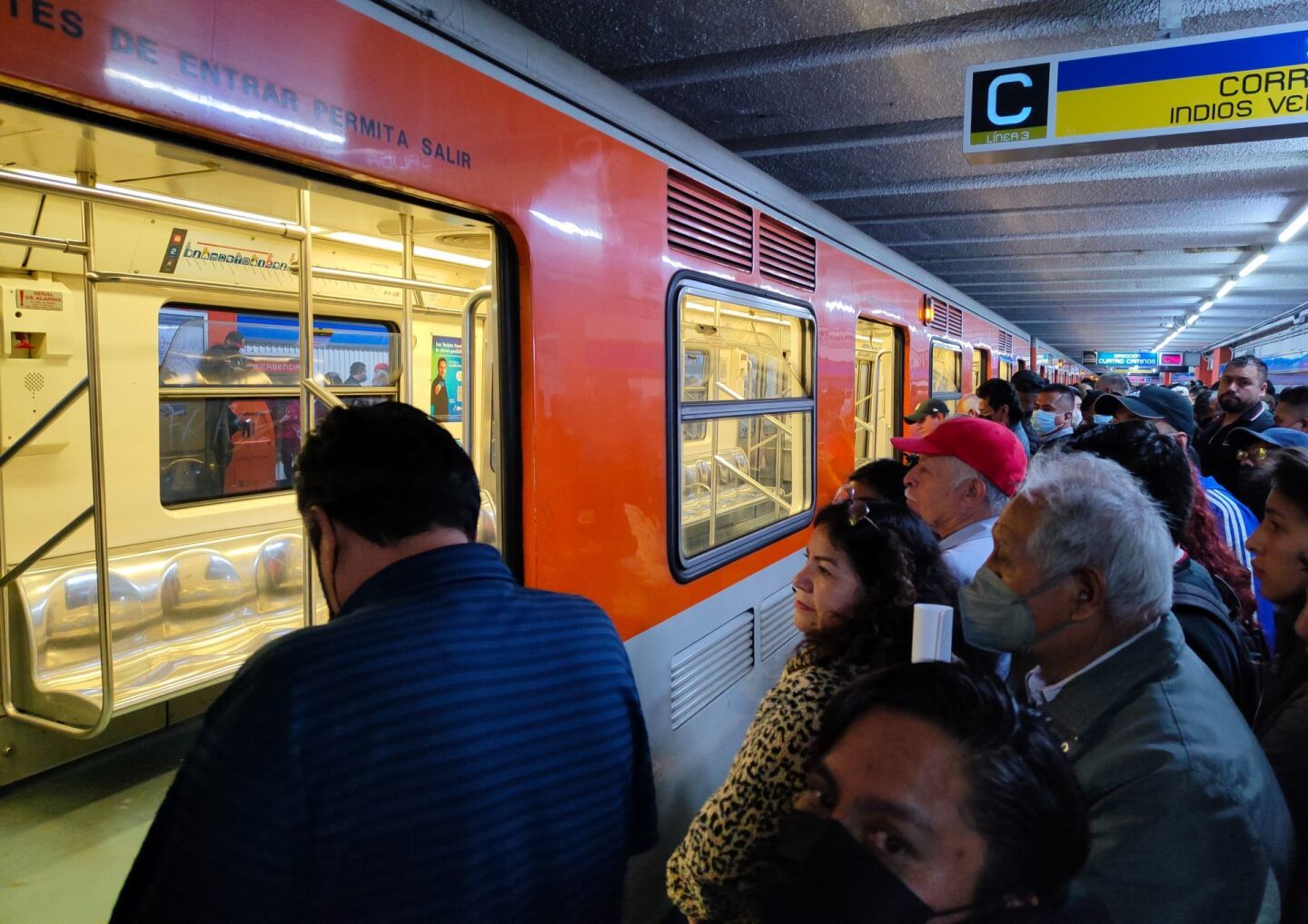 Usuarios reportaron retrasos de más de 30 minutos en la línea 2 del Sistema de Transporte Colectivo Metro.