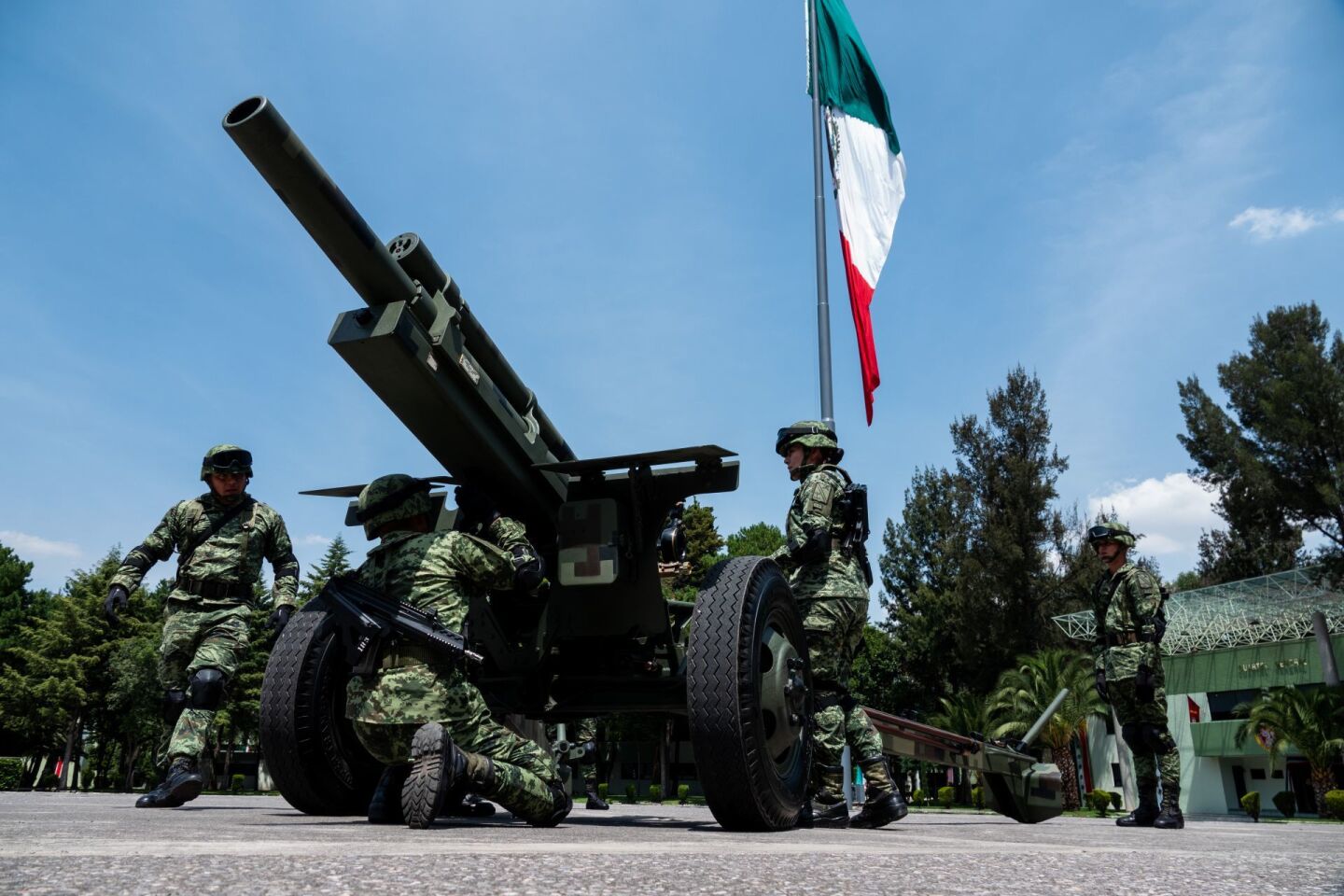 Aspectos del ensayo del agrupamiento de Artilleros de la SEDENA en las inmediaciones del Campo Militar Número 1.