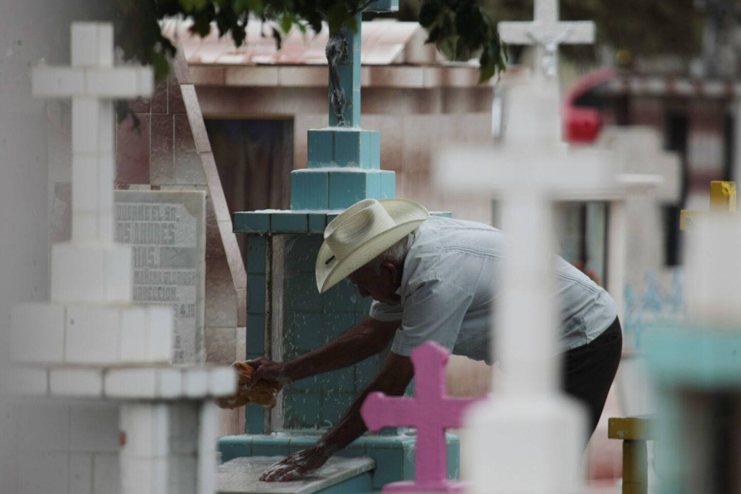 VILLAHERMOSA, TABASCO, 01NOVIEMBRE2019.- En diversos panteones se conmemora el Día de Todos los Santos, la cual es una solemnidad cristiana, y los chocos aprovecharon para acudir llevando flores o limpiar las tumbas de sus fieles difuntos.FOTO: EDGAR JASSO /CUARTOSCURO.COM