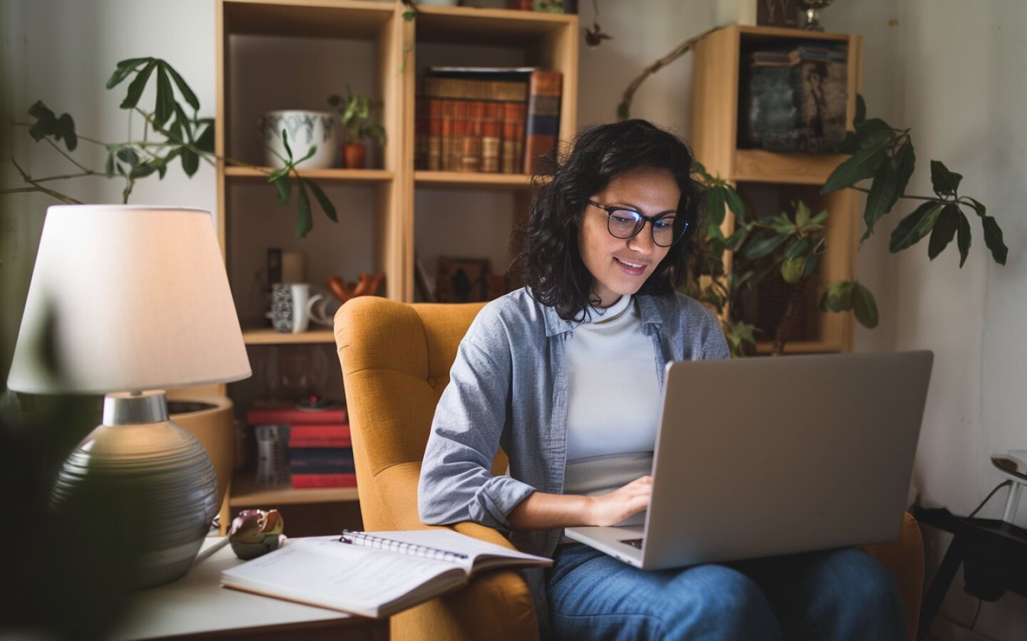 mujer a-photo-of-a-woman-studying-online-on-her-laptop-s-09tztSgDSx-sdFSGEjPk1Q-6_U8lDibSnOdVZHZLfm1GQ.jpeg