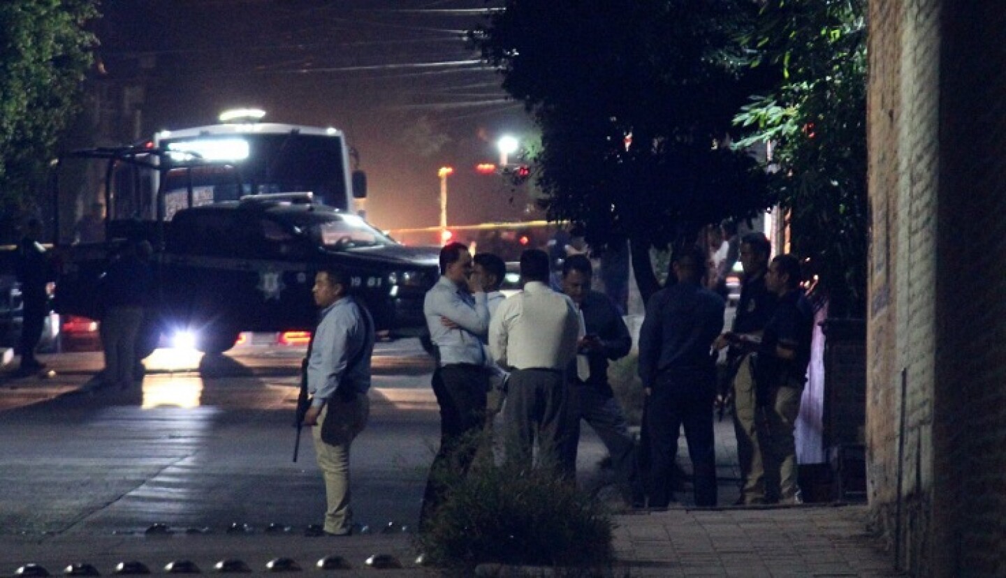 GUANAJUATO, GUANAJUATO, 10OCTUBRE2018.- El recién nombrado director de Movilidad y Transporte, Santos Alonso Cerrito, fue asesinado a balazos cuando se encontraba comiendo en un bar de la calle Venustiano Carranza, en la zona Centro. De acuerdo con las investigaciones preliminares, el funcionario se encontraba dentro del bar “Barba de Xefe”.FOTO: LUIS RAMÍREZ /CUARTOSCURO.COM