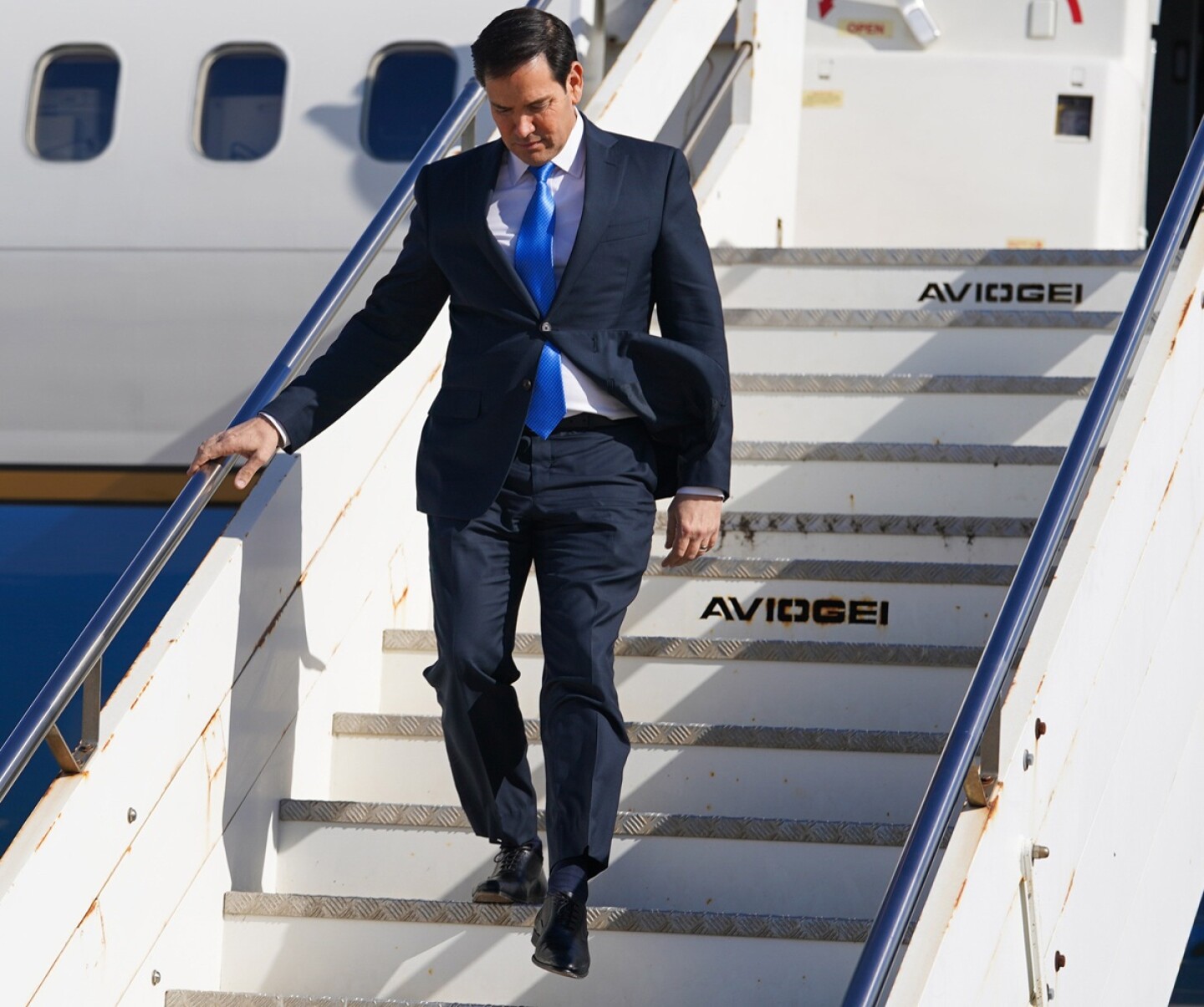 Secretario de Estado de Estados Unidos Marco Rubio bajando de un avión.jpg