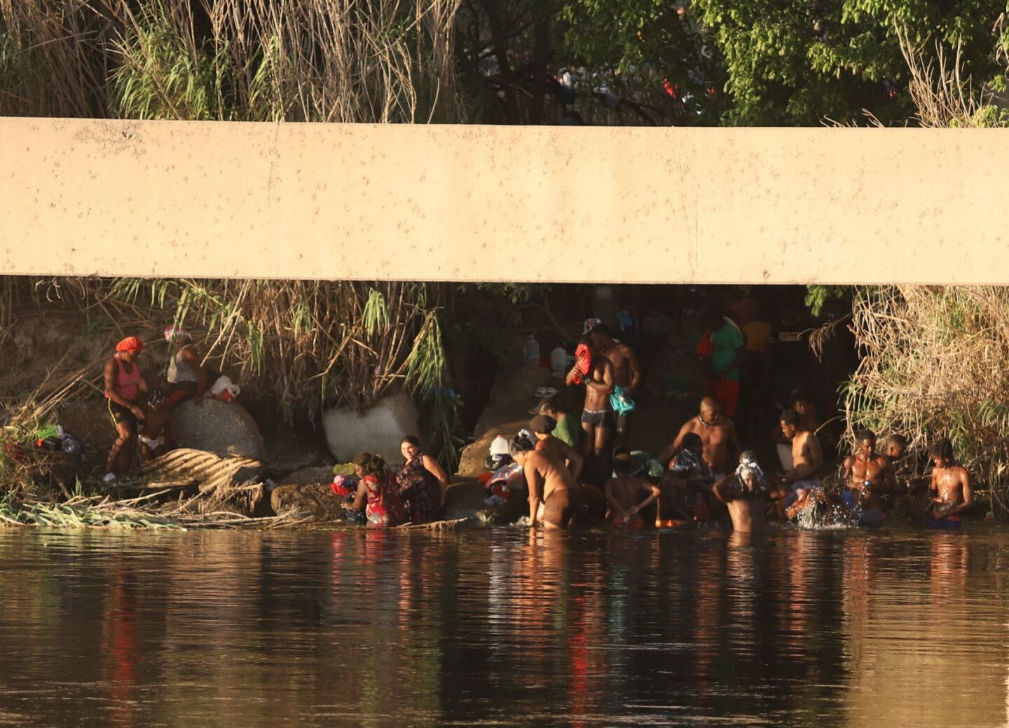 Tras retiro de campamento migrante, reabren paso fronterizo en Del Río, Texas