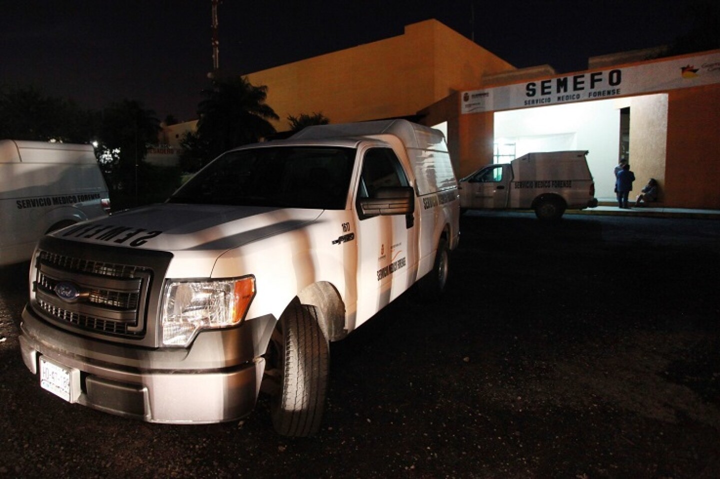 CHILPANCINGO, GUERRERO, 06OCTUBRE2014.- Expertos forenses trasladaron al Instituto de Medicina Forense de Chilpancingo los cuerpos de 28 personas que fueron exhumados de fosas clandestinas ubicadas en el municipio de Iguala. FOTO: FÉLIX MÁRQUEZ /CUARTOSCURO.COM