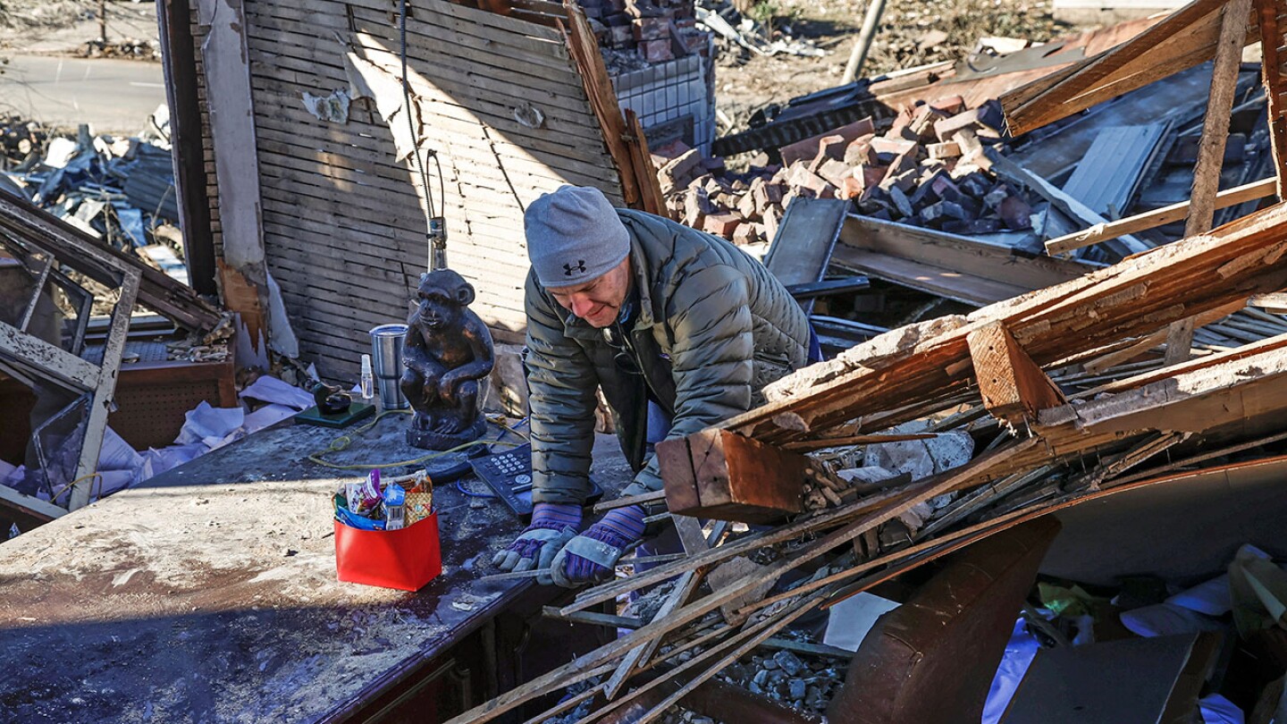 Al menos 64 muertos por los tornados en Kentucky, según el gobernador