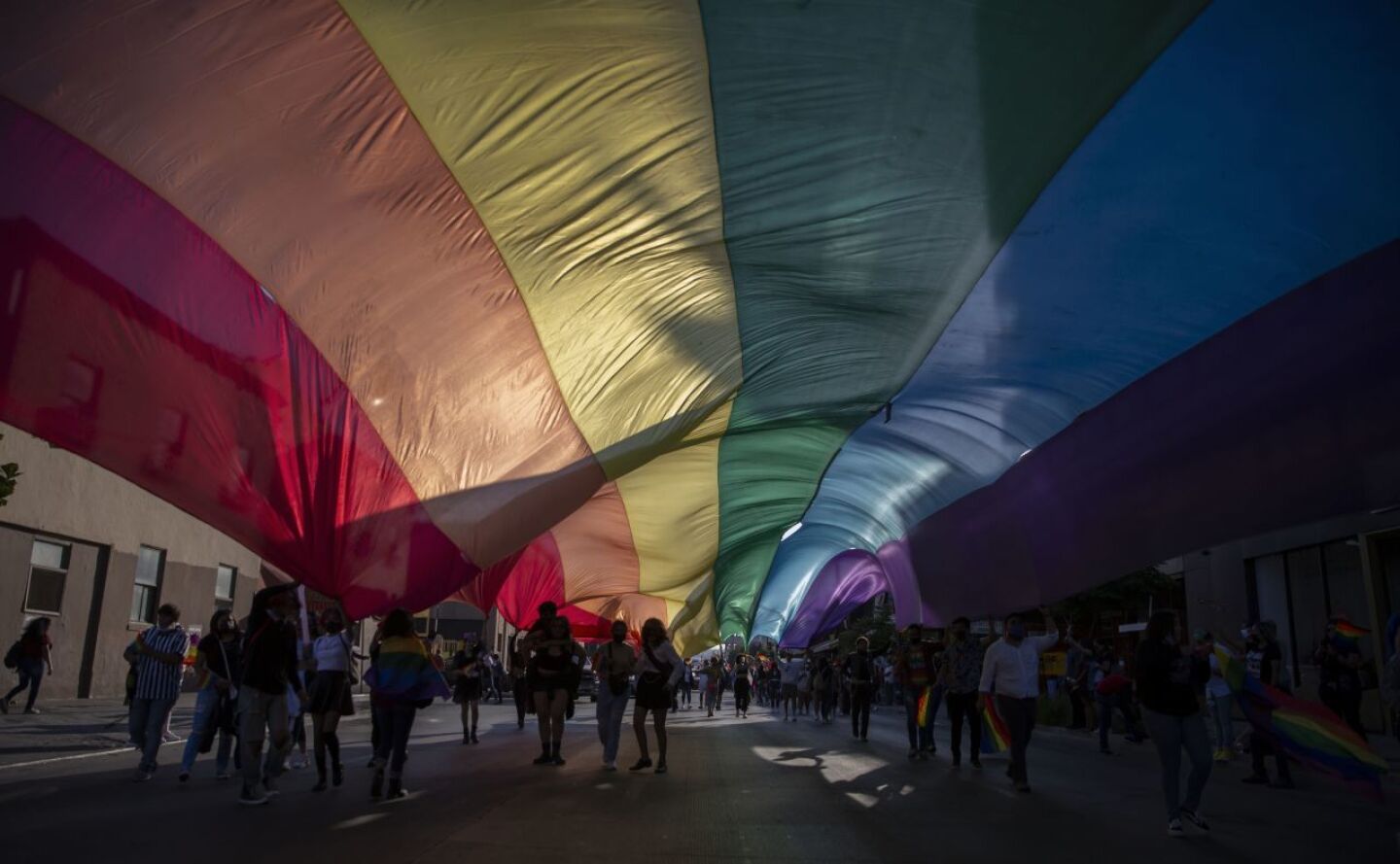 La comunidad LGTBTTIQ+ marcha por las calles de Tijuana para celebrar el orgullo y que después de muchos intentos haya sido aprobado el matrimonio igualitario en Baja California.