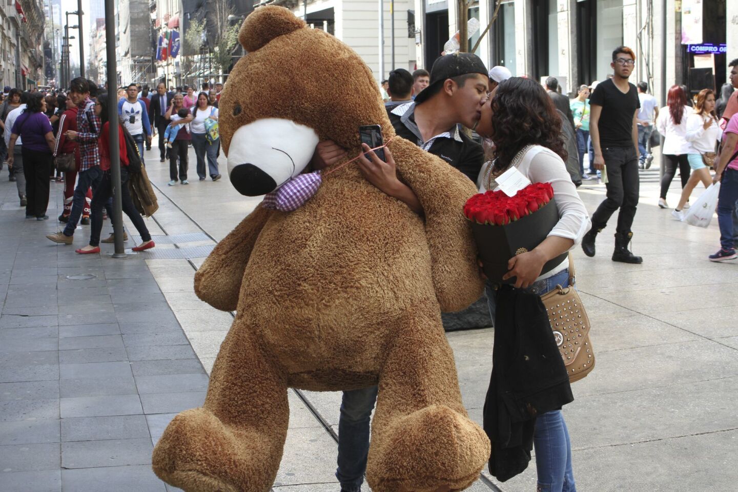 CIUDAD DE MÉXICO, 14FEBRERO2017.- Una pareja de jóvenes se demuestran su cariño en el día del amor y la amistad en la calle de Madero del centro.FOTO: ANTONIO CRUZ /CUARTOSCURO.COM