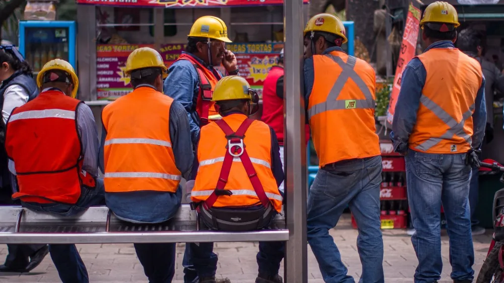 CIUDAD DE MÉXICO, 05ABRIL2018.- Trabajadores de la construcción se toman un descanso mientras escogen entre el menú que se ofrece afuera del metro Barranca del Muerto. FOTO: ISAAC ESQUIVEL /CUARTOSCURO.COM
