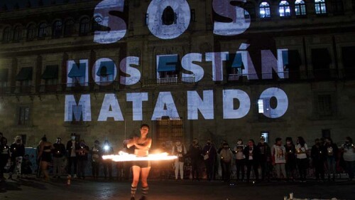 Madres de víctimas de feminicidio y  desaparición forzada realizaron una velada frente a Palacio Nacional donde realizaron una ofrenda acompañada de proyecciones