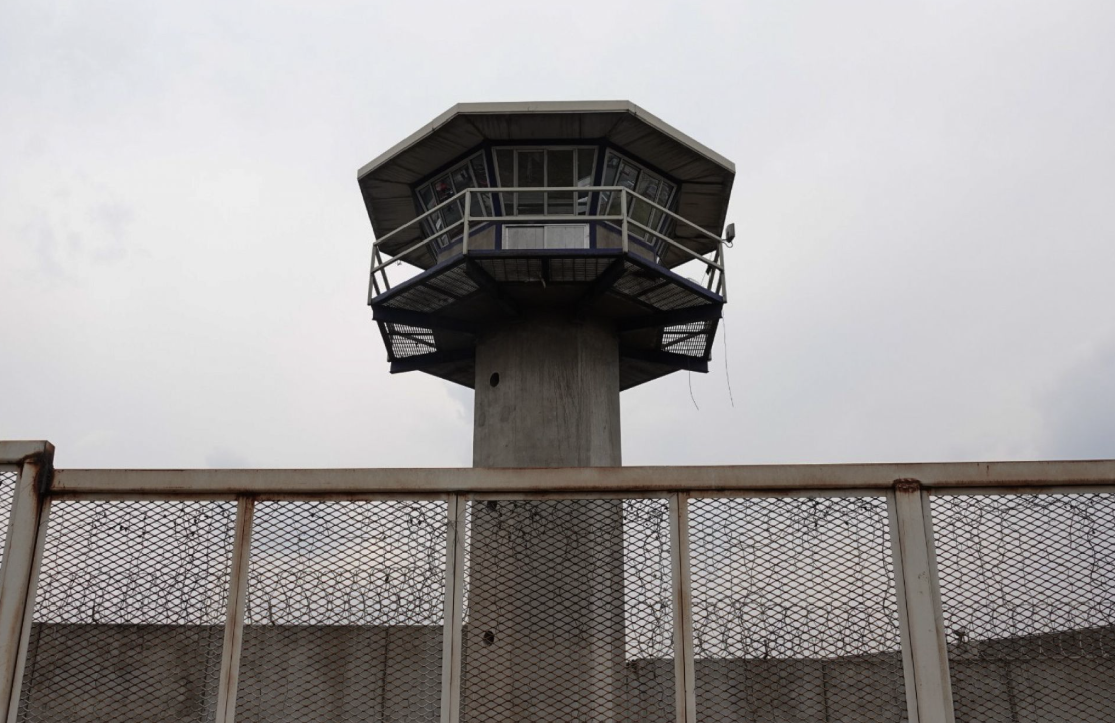 Torre de vigilancia de un Cefereso en México