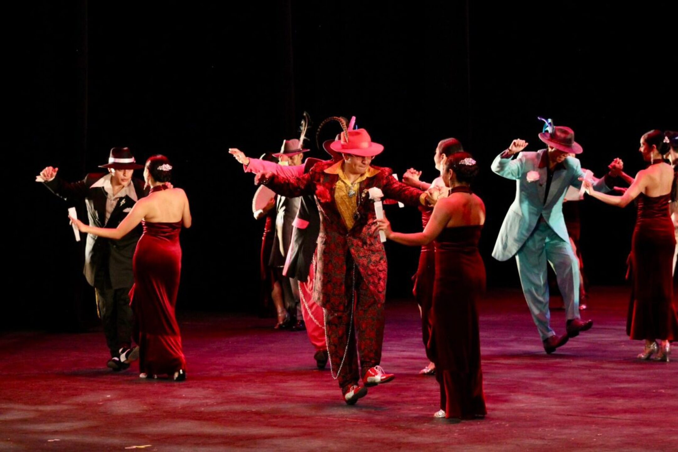 Foto-por-Arturo-Ordaz-Durante-decadas-la-comunidad-danzonera-se-ha-esforzado-por-mantener-viva-esta-tradicion-2-1280x853