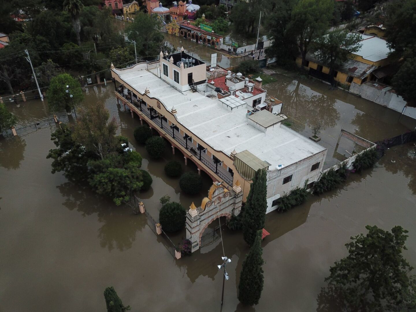La zona del centro de Tequisquiapan debido a los escurrimientos del río San Juan y la presa Centenario, que se encuentran al máximo de su capacidad tras las intensas lluvias. Cientos de personas fueron evacuadas en lanchas de esta zona, ante la posibilidad de que el nivel del agua suba.