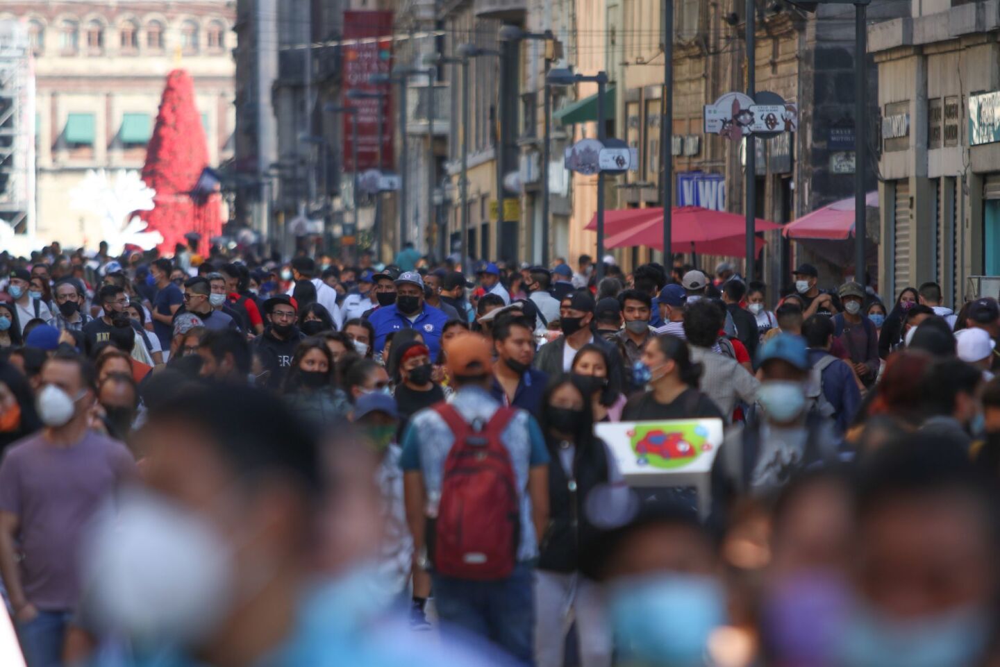 Cientos de capitalinos transitaron por la calle de Madero para realizar comprar de último momento para la celebración de Navidad