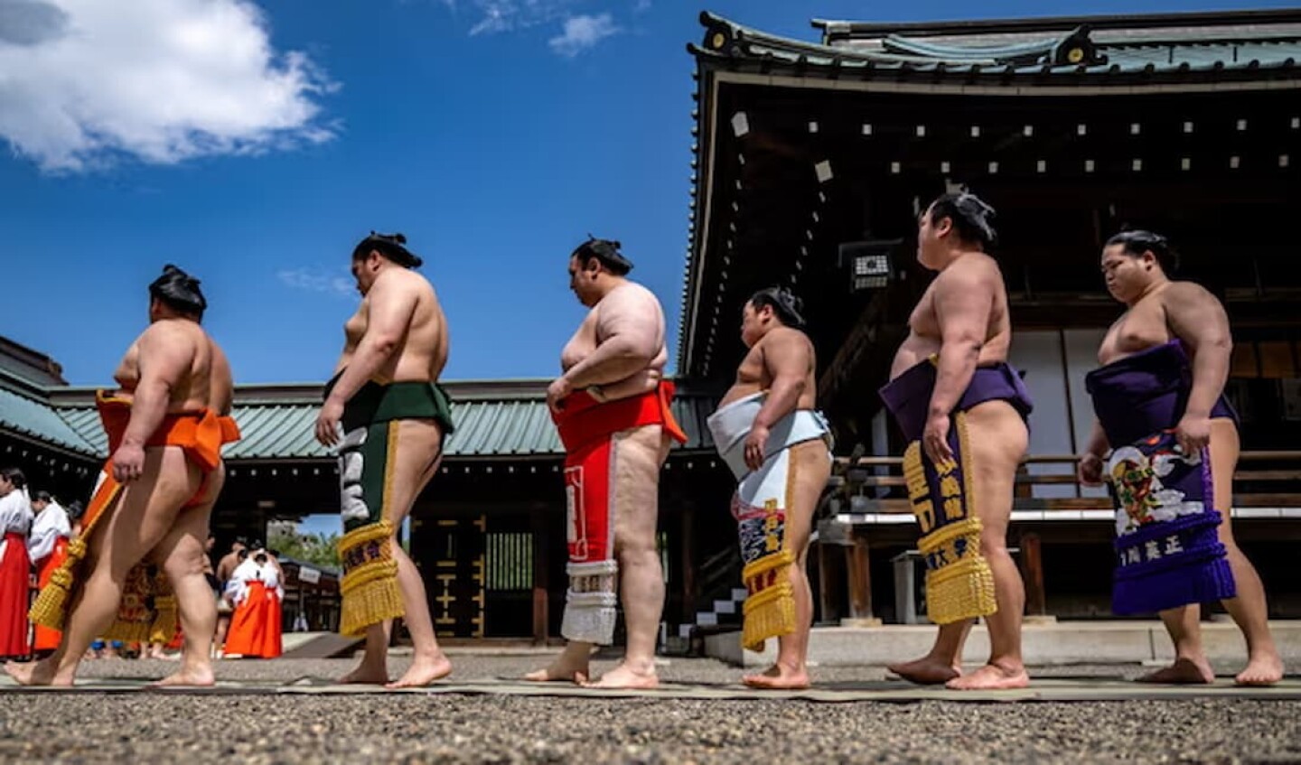 Asunto de peso Japan Airlines proporciona avión extra a luchadores de sumo pues son muy pesados