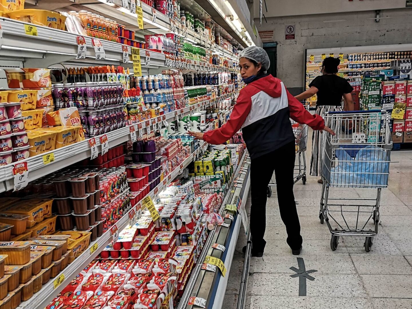 Como parte medidas de prevención durante la alerta sanitaria Fase 2 por coronavirus (covid-19), supermercados La ciudad continúan aplicando filas con sana distancia, ingresos de una persona por entidad y operativos de seguridad en el exterior por parte de elementos de la Secretaría de Seguridad Ciudadana (SSC).