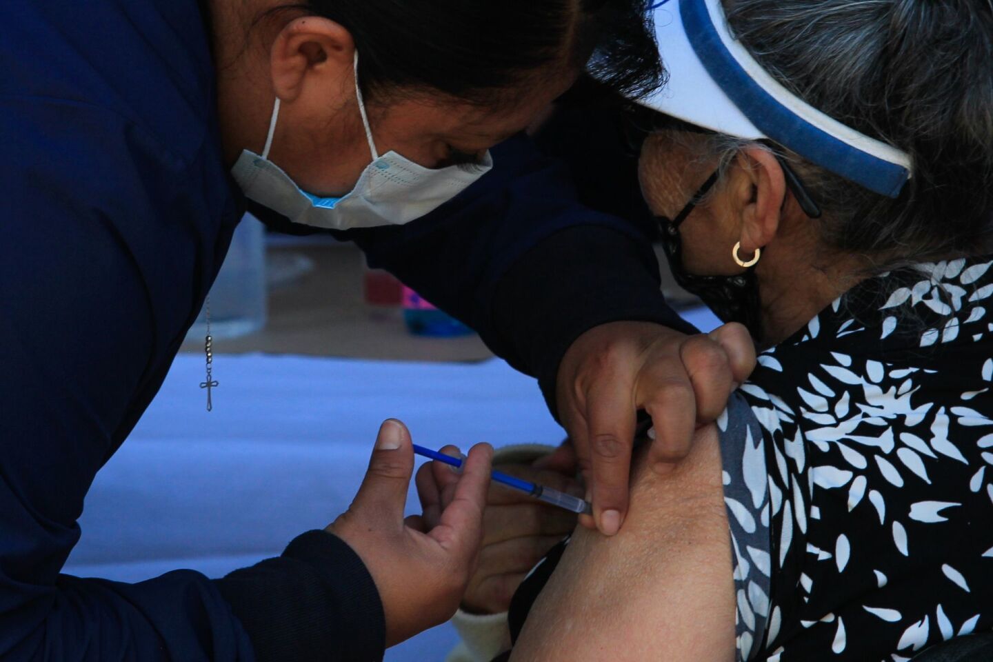 Abuelita maltratada pide auxilio en centro de vacunación