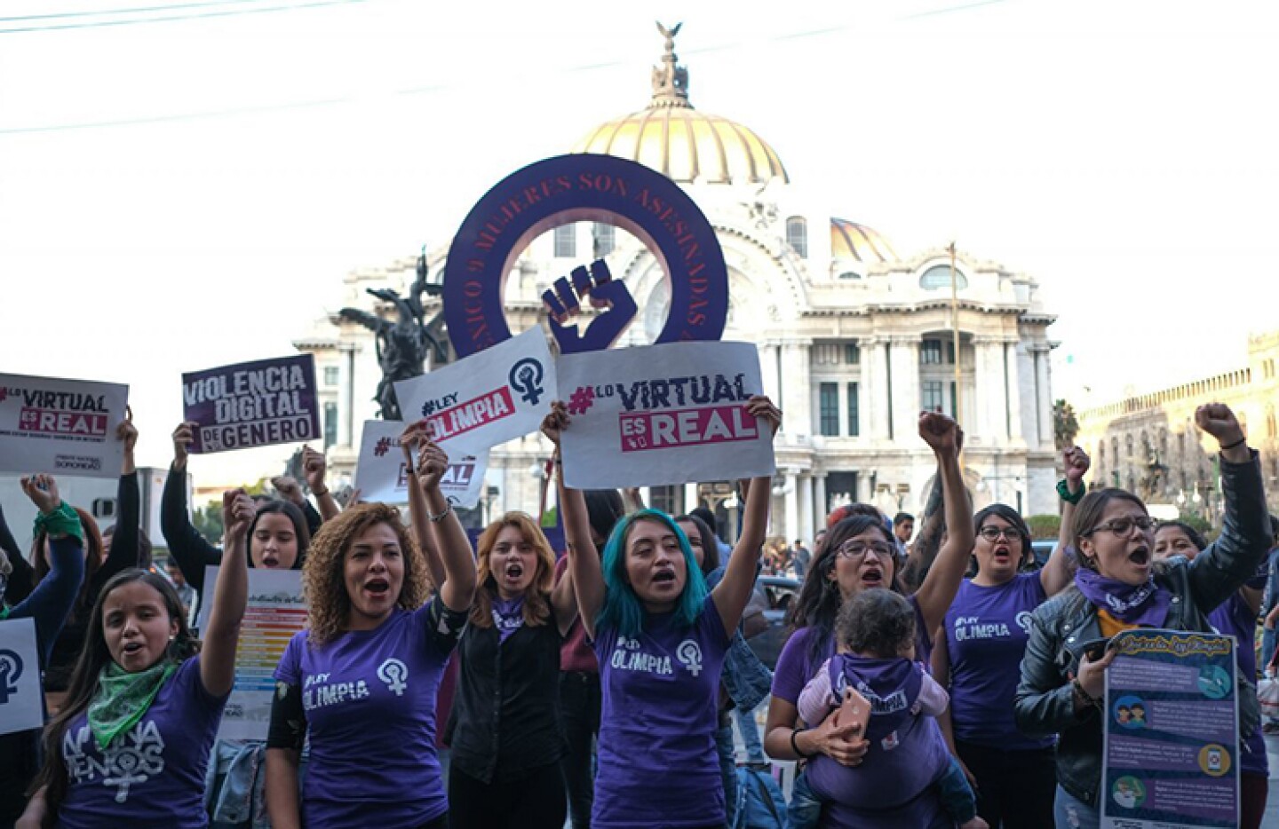 Mujeres realizaron el performance "El Agresor eres Tú", con la finalidad de visibilizar la aprobación de la Ley Olimpia.