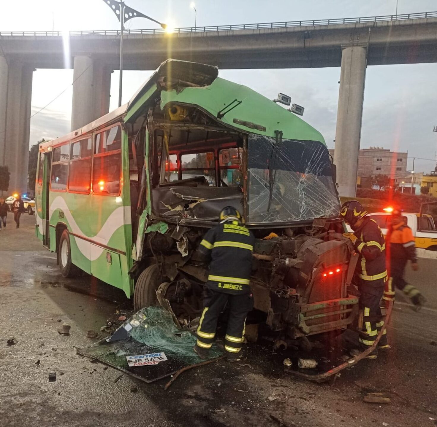 accidente-ermita-iztapalapa-pipa-y-camion-chocan-en-el-puente-de-la-concordia-1