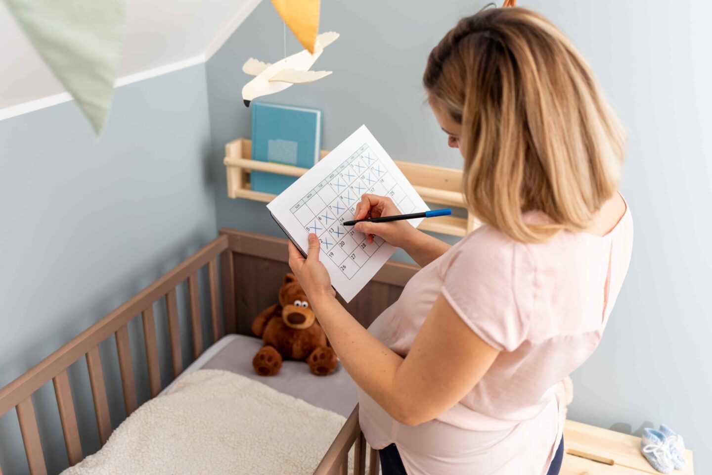 pregnant-woman-calendar-counting-days-to-childbirt-2022-12-10-00-39-38-utc (1)