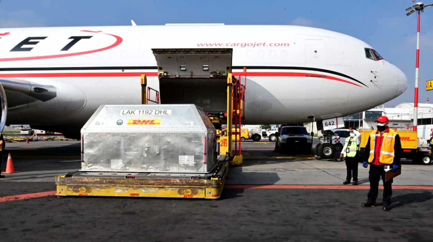 Llega a México lote con más de 500 mil vacunas de Pfizer