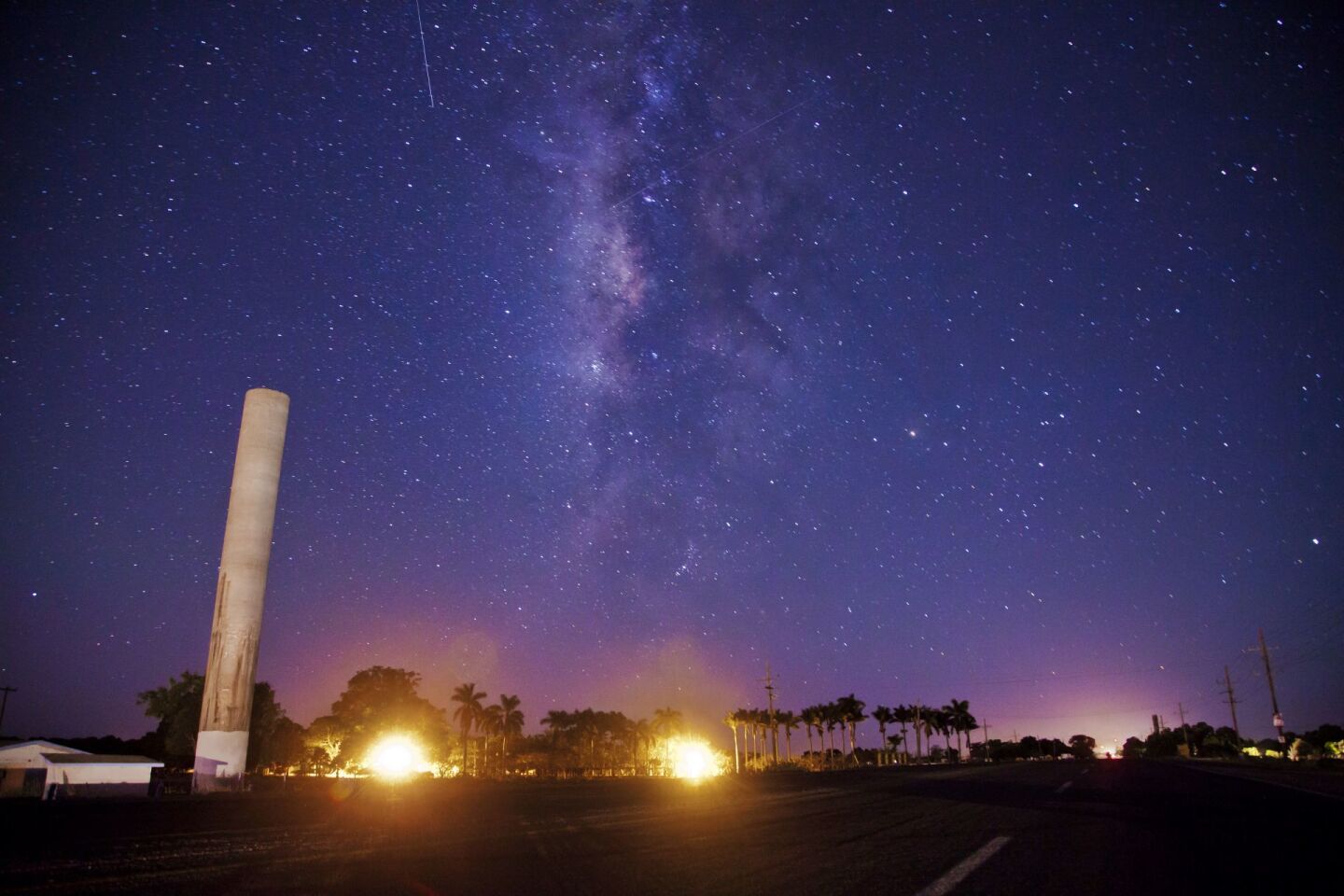 NAVOLATO, SIANALOA, 24MAYO2014.- Durante la madrugada se pudo observar un cielo totalmente estrellado y continuamente los restos del cometa 209P/Linear descubierto en el 2004; este fenómeno es denominado lluvia de camelopardálidas, nombre que se debe a que aparentan caer desde la constelación camelopardális (la jirafa) ubicada  entre la osa mayor y la osa menor.FOTO: RASHIDE FRIAS /CUARTOSCURO.COM