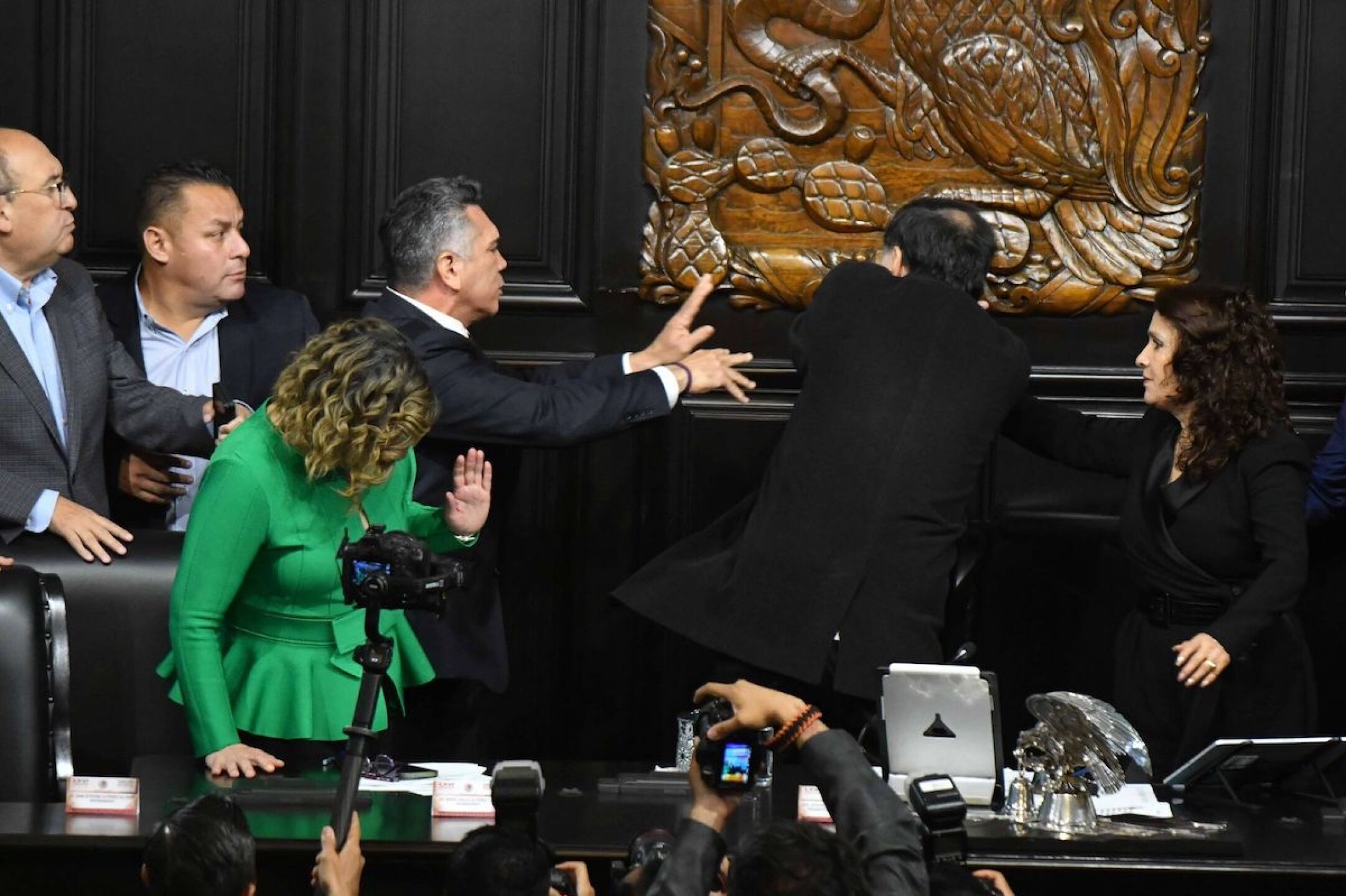 "Alito" Moreno y Fernández Noroña terminaron a golpes la sesión del Senado.