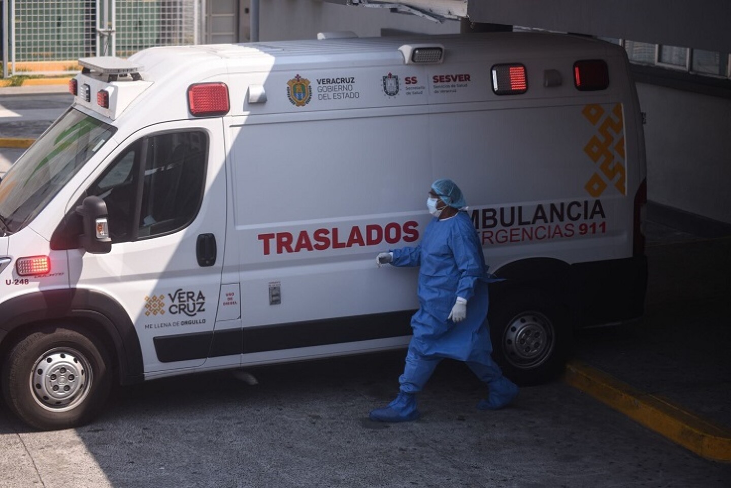 Un paramédico camina junto a la ambulancio al interior del Hospital General donde se reciben diversos casos sospechosos de COVID19, en la ciudad de Veracruz, México, el 28 de Marzo de 2020.