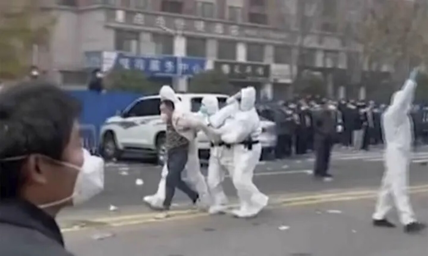 policía_golpea_a_manifestantes_de_iphone_covid_china