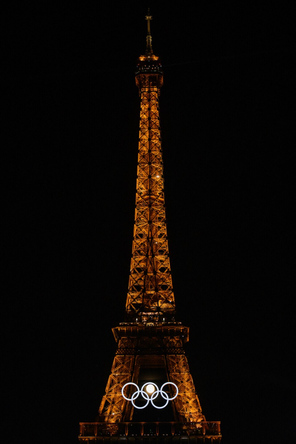 la luna y la Torre Eiffel