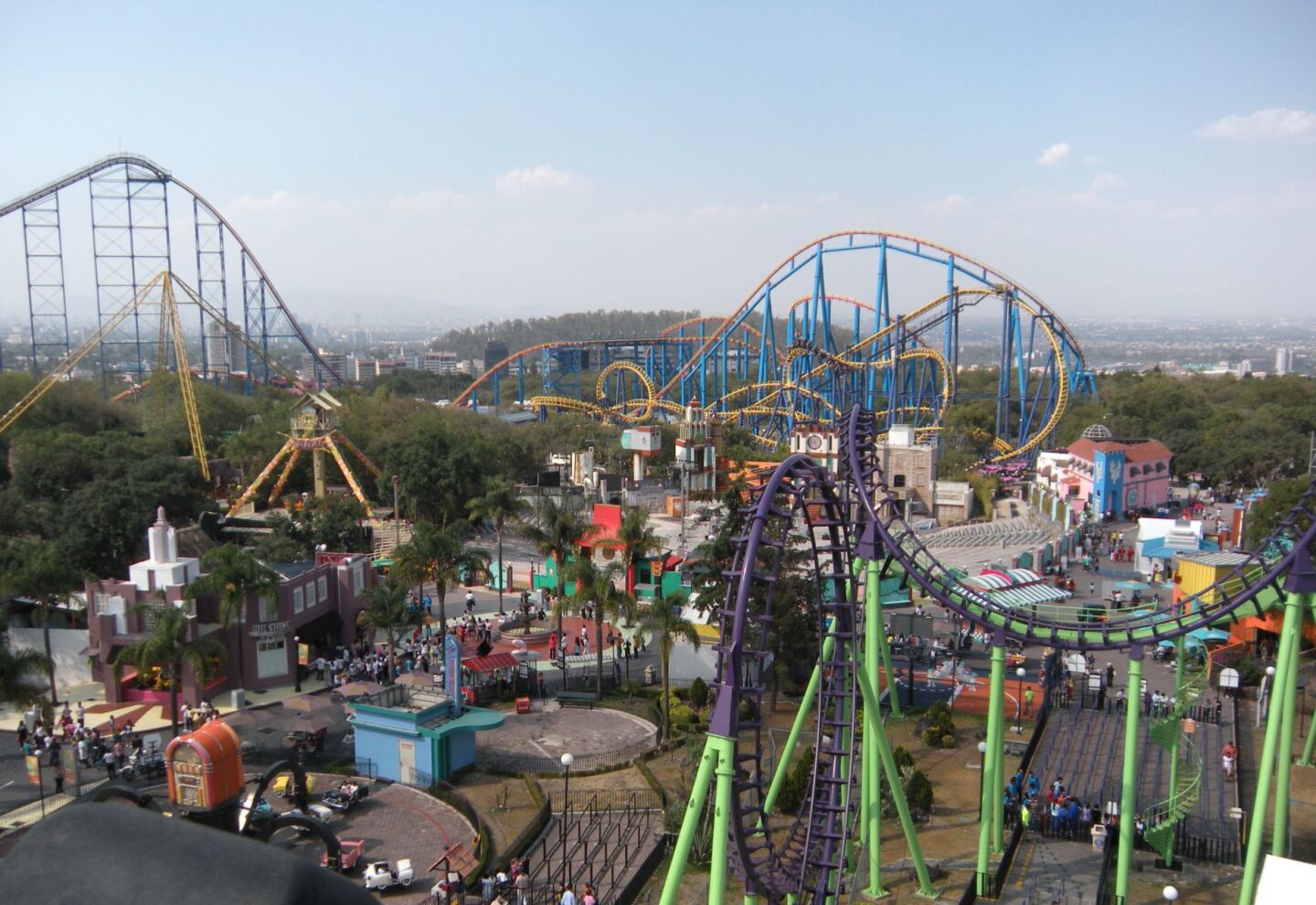 MÉXICO, D.F., 23JULIO2011.- Vista panorámica del parque de diversiones Six Flags México; una de las atracciones principales en este verano para los niños y jóvenes que están de vacaciones. El parque cuenta con múltiples actividades como montañas rusas, juegos infantiles, áreas de esparcimientos para niños, juegos típicos de México para ganarse peluches, etc.FOTO: DIEGO SIMÓN SÁNCHEZ/CUARTOSCURO.COM