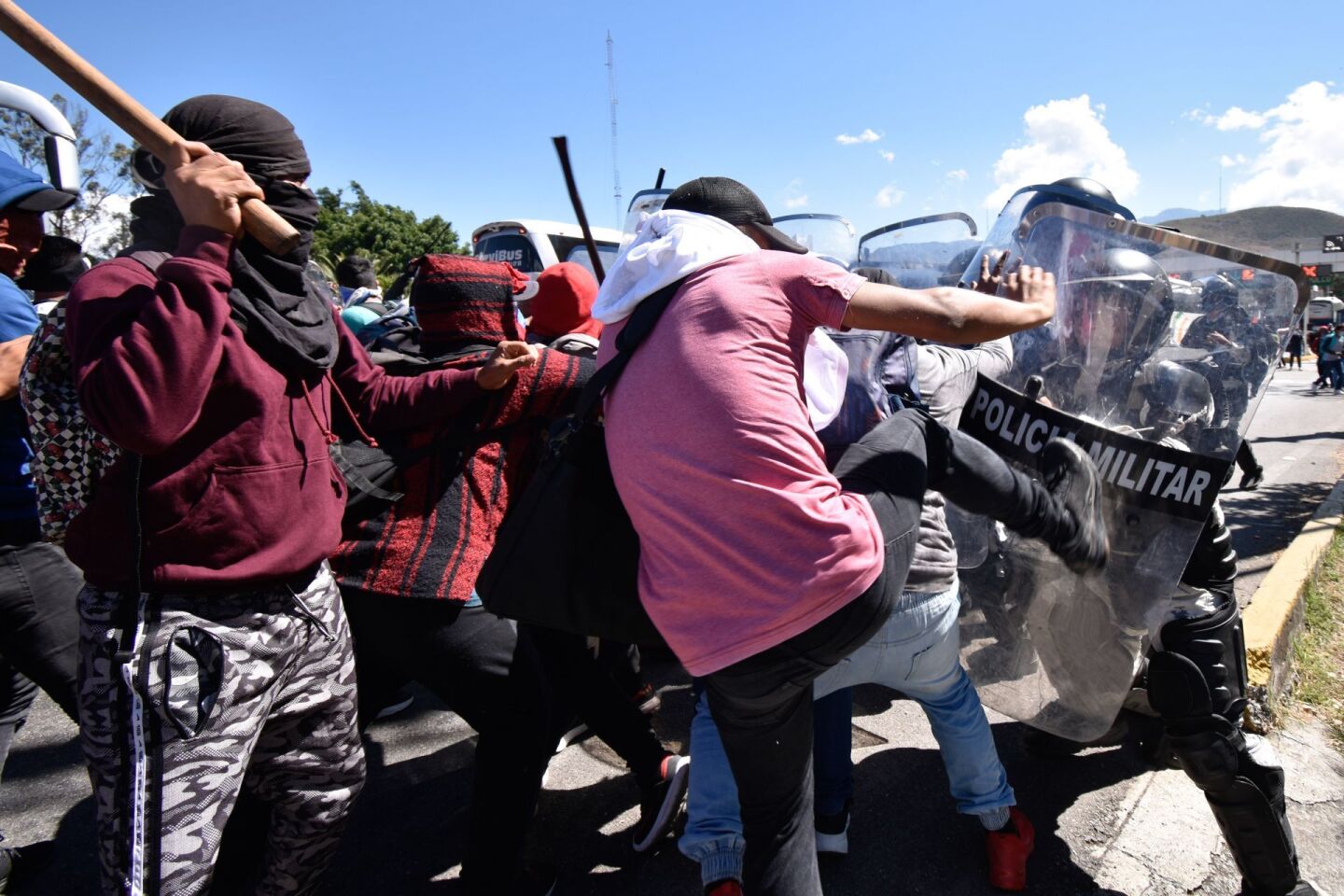 Enfrentamiento de estudiantes de Ayotzinapa con la Guardia Nacional (GN) y la Policía estatal de Guerrero dejó 21 policías lesionados: diez miembros de la GN y 11 policías estatales. Hasta el momento hay cinco detenidos.Por poco más de una hora, la caseta de Palo Blanco en la Autopista del Sol, en el estado de Guerrero, se vio envuelta en un intercambio de bombas molotov, piedras y gases lacrimógenos.