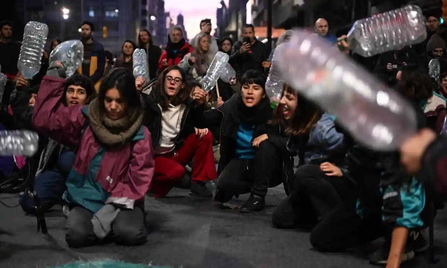 personas participan en una protesta por la escasez de reservas de agua potable en montevideo uruguay